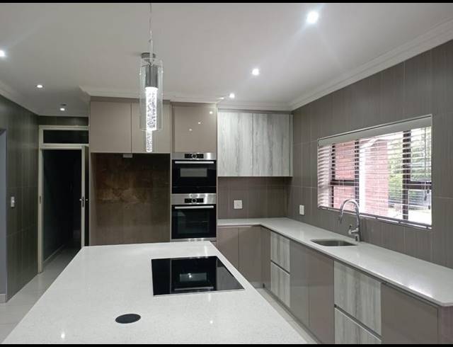5 BEDROOM HOUSE FOR SALE IN VAN RIEBEECK PARK